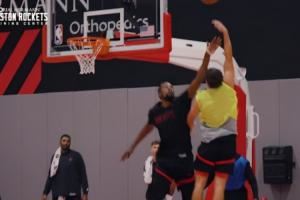 新赛季看你了？火箭训练：谢泼德单打杜兰特 在其长臂干扰下抛进