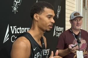 米奇-约翰逊：文班现在身体很健康 看到他重返球场感觉很棒