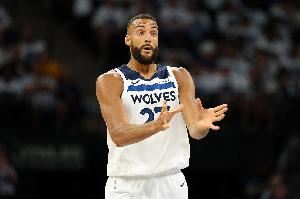 步调一致！狼队四主力戈贝尔&里德&迪文&麦丹皆打满首节再未登场