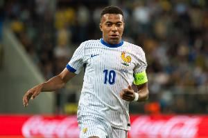 RMC：姆巴佩在巴黎赛后和恩里克愉快交流，还向前队友们一一致意