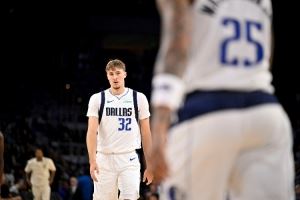 媒体人：弗拉格不能打控卫但打控锋没问题 他的防守比同期小卡强