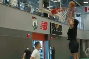 恢复速度惊人！塔图姆晒原地双手扣篮视频：一定是鞋子的原因👀