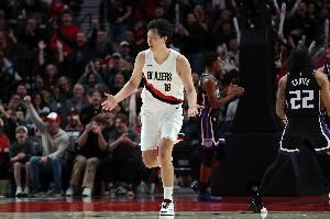 每场都有进步！杨瀚森半场4投2中得4分 6板创新高 1犯规&没有失误