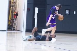 不要太过分🤣！里夫斯背身运球晃倒助教 并指着后者疯狂嘲讽