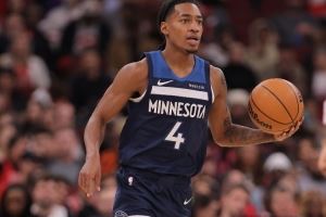 芬奇：迪林厄姆和里德的配合不错 他几次突到篮下终结做得不错